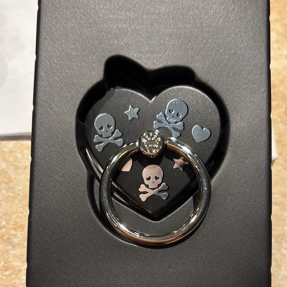 Velvet Caviar Black Skull Heart Phone Stand Ring 
* BRAND NEW IN BOX *